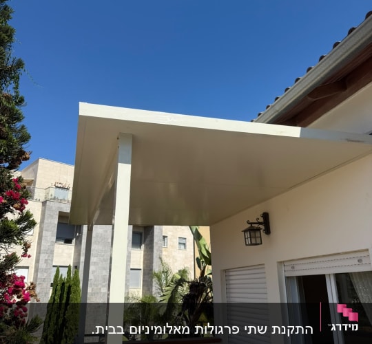 התקנת פרגולת אלומיניום עם פנל מבודד במרפסת בית